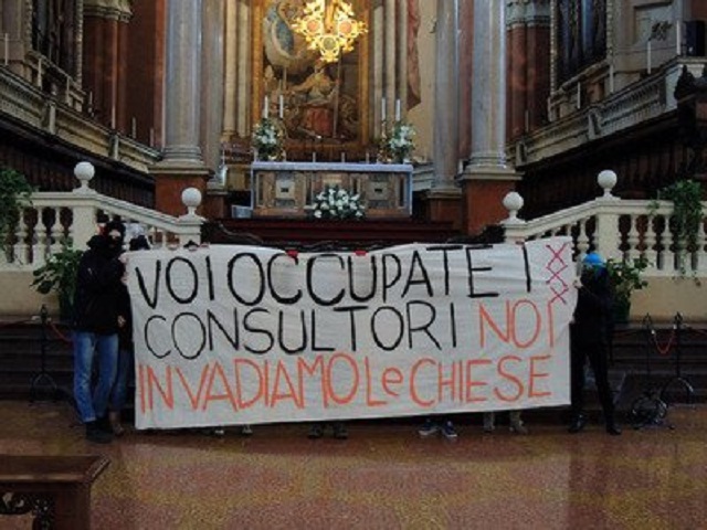 Femministe occupano una Chiesa a Bologna 1